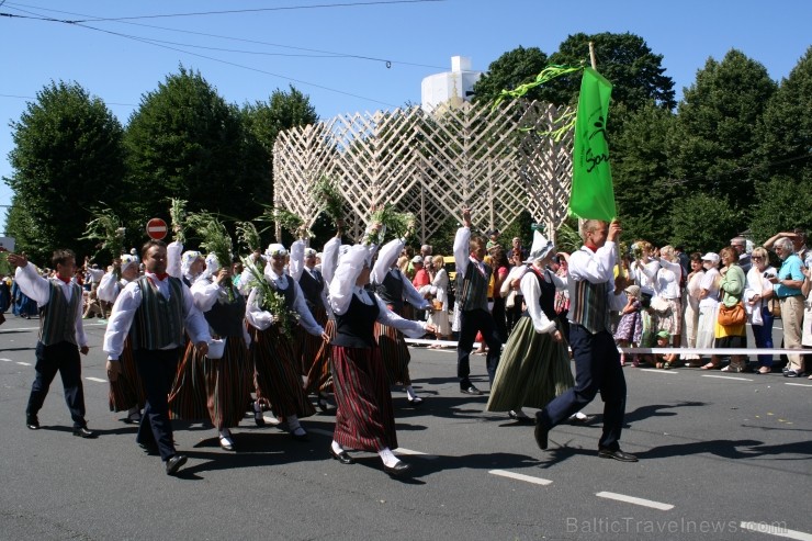 XXV Vispārējo latviešu Dziesmu un XV Deju svētku gājiens - bildēs meklē sevi vai savu kolektīvu. XXV Vispārējo latviešu Dziesmu un XV Deju svētku gājiens - bildēs meklē sevi vai savu kolektīvu. 99249