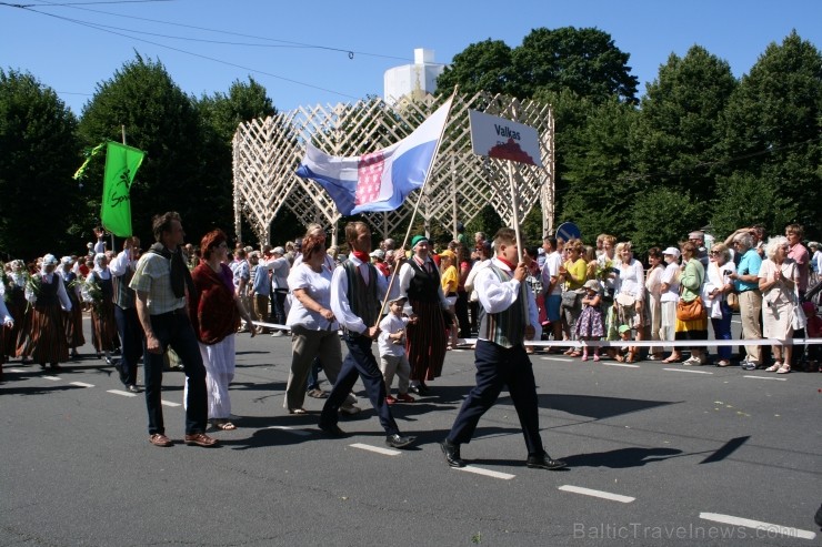 XXV Vispārējo latviešu Dziesmu un XV Deju svētku gājiens - bildēs meklē sevi vai savu kolektīvu. XXV Vispārējo latviešu Dziesmu un XV Deju svētku gājiens - bildēs meklē sevi vai savu kolektīvu. 99250