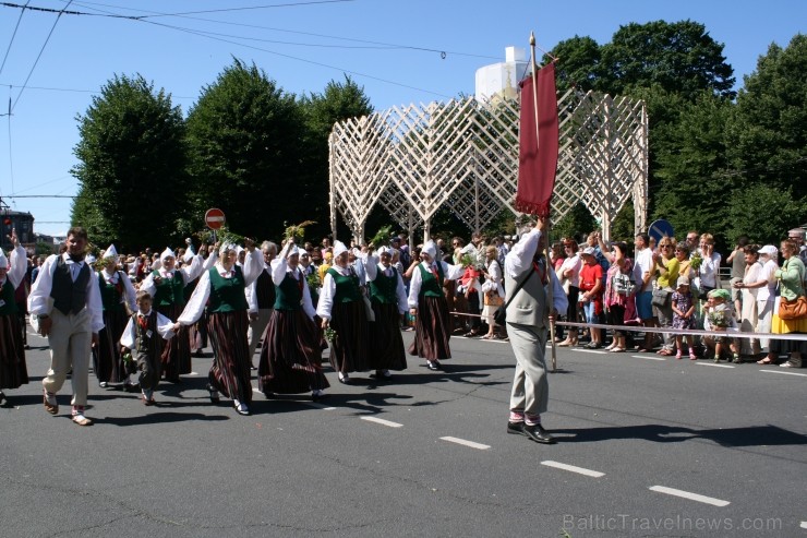 XXV Vispārējo latviešu Dziesmu un XV Deju svētku gājiens - bildēs meklē sevi vai savu kolektīvu. XXV Vispārējo latviešu Dziesmu un XV Deju svētku gājiens - bildēs meklē sevi vai savu kolektīvu. 99253