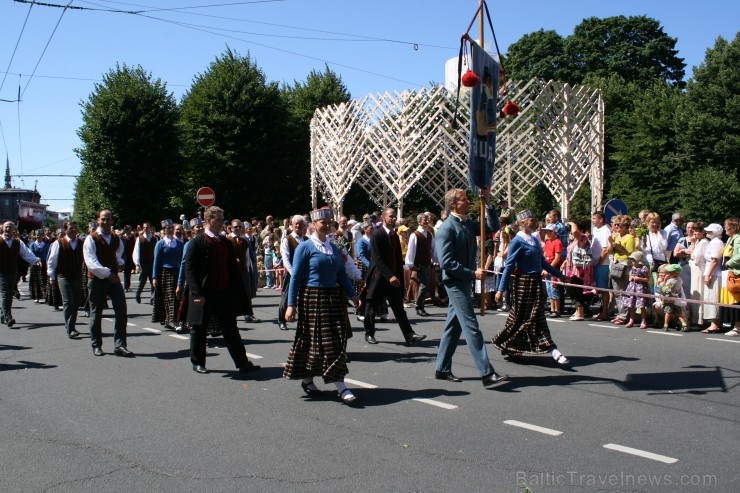XXV Vispārējo latviešu Dziesmu un XV Deju svētku gājiens - bildēs meklē sevi vai savu kolektīvu. XXV Vispārējo latviešu Dziesmu un XV Deju svētku gājiens - bildēs meklē sevi vai savu kolektīvu. 99254