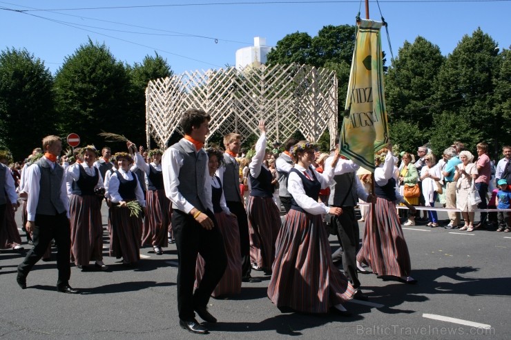 XXV Vispārējo latviešu Dziesmu un XV Deju svētku gājiens - bildēs meklē sevi vai savu kolektīvu. XXV Vispārējo latviešu Dziesmu un XV Deju svētku gājiens - bildēs meklē sevi vai savu kolektīvu. 99257