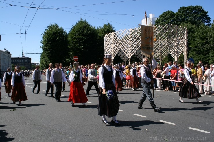 XXV Vispārējo latviešu Dziesmu un XV Deju svētku gājiens - bildēs meklē sevi vai savu kolektīvu. XXV Vispārējo latviešu Dziesmu un XV Deju svētku gājiens - bildēs meklē sevi vai savu kolektīvu. 99260