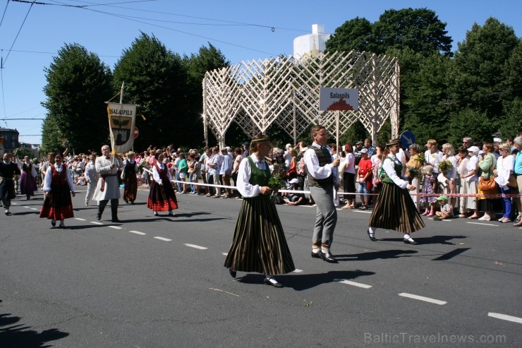 XXV Vispārējo latviešu Dziesmu un XV Deju svētku gājiens - bildēs meklē sevi vai savu kolektīvu. XXV Vispārējo latviešu Dziesmu un XV Deju svētku gājiens - bildēs meklē sevi vai savu kolektīvu. 99264