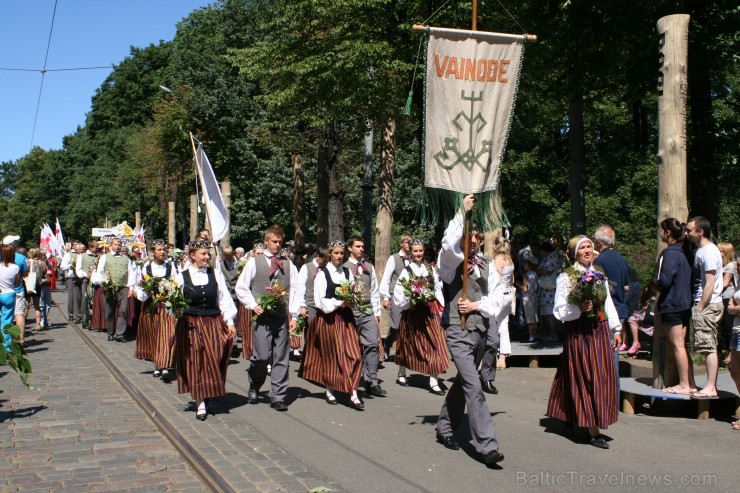 XXV Vispārējo latviešu Dziesmu un XV Deju svētku gājiens - bildēs meklē sevi vai savu kolektīvu. XXV Vispārējo latviešu Dziesmu un XV Deju svētku gājiens - bildēs meklē sevi vai savu kolektīvu. 99267