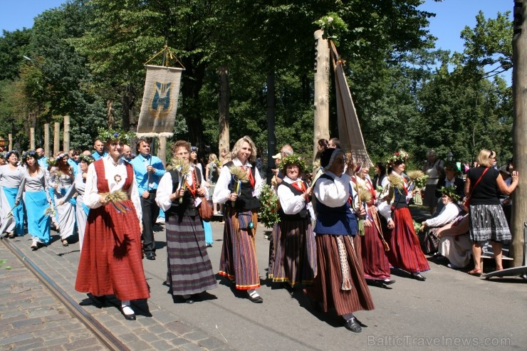XXV Vispārējo latviešu Dziesmu un XV Deju svētku gājiens - bildēs meklē sevi vai savu kolektīvu. XXV Vispārējo latviešu Dziesmu un XV Deju svētku gājiens - bildēs meklē sevi vai savu kolektīvu. 99273