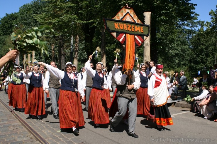 XXV Vispārējo latviešu Dziesmu un XV Deju svētku gājiens - bildēs meklē sevi vai savu kolektīvu. XXV Vispārējo latviešu Dziesmu un XV Deju svētku gājiens - bildēs meklē sevi vai savu kolektīvu. 99274