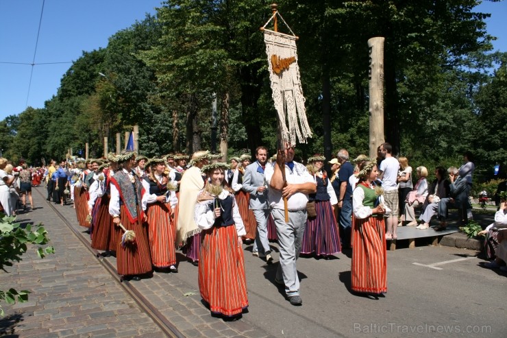 XXV Vispārējo latviešu Dziesmu un XV Deju svētku gājiens - bildēs meklē sevi vai savu kolektīvu. XXV Vispārējo latviešu Dziesmu un XV Deju svētku gājiens - bildēs meklē sevi vai savu kolektīvu. 99277