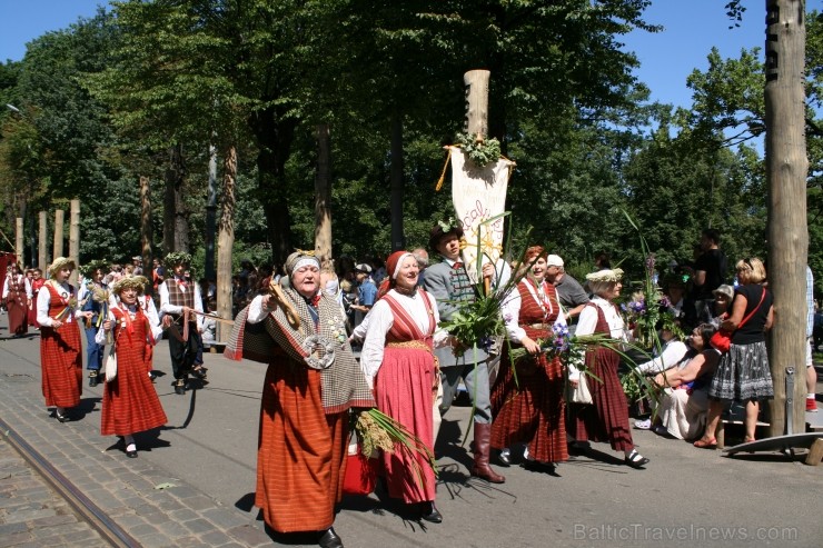 XXV Vispārējo latviešu Dziesmu un XV Deju svētku gājiens - bildēs meklē sevi vai savu kolektīvu. XXV Vispārējo latviešu Dziesmu un XV Deju svētku gājiens - bildēs meklē sevi vai savu kolektīvu. 99279