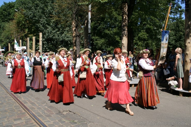XXV Vispārējo latviešu Dziesmu un XV Deju svētku gājiens - bildēs meklē sevi vai savu kolektīvu. XXV Vispārējo latviešu Dziesmu un XV Deju svētku gājiens - bildēs meklē sevi vai savu kolektīvu. 99286
