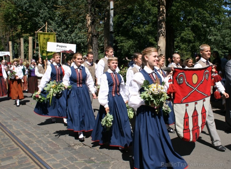 XXV Vispārējo latviešu Dziesmu un XV Deju svētku gājiens - bildēs meklē sevi vai savu kolektīvu. XXV Vispārējo latviešu Dziesmu un XV Deju svētku gājiens - bildēs meklē sevi vai savu kolektīvu. 99289