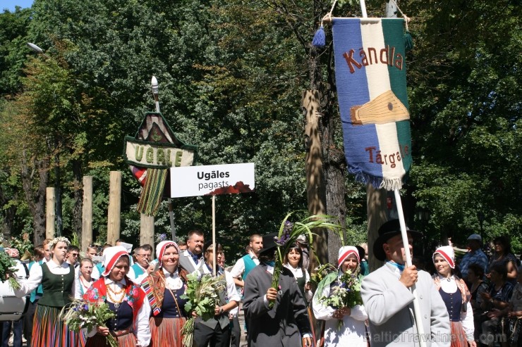 XXV Vispārējo latviešu Dziesmu un XV Deju svētku gājiens - bildēs meklē sevi vai savu kolektīvu. XXV Vispārējo latviešu Dziesmu un XV Deju svētku gājiens - bildēs meklē sevi vai savu kolektīvu. 99292