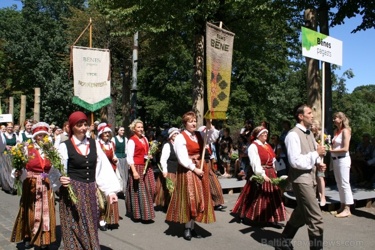 XXV Vispārējo latviešu Dziesmu un XV Deju svētku gājiens - bildēs meklē sevi vai savu kolektīvu. XXV Vispārējo latviešu Dziesmu un XV Deju svētku gājiens - bildēs meklē sevi vai savu kolektīvu. 99296