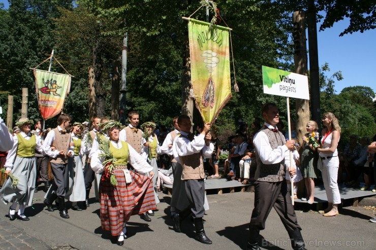 XXV Vispārējo latviešu Dziesmu un XV Deju svētku gājiens - bildēs meklē sevi vai savu kolektīvu. XXV Vispārējo latviešu Dziesmu un XV Deju svētku gājiens - bildēs meklē sevi vai savu kolektīvu. 99298