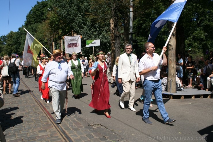XXV Vispārējo latviešu Dziesmu un XV Deju svētku gājiens - bildēs meklē sevi vai savu kolektīvu. XXV Vispārējo latviešu Dziesmu un XV Deju svētku gājiens - bildēs meklē sevi vai savu kolektīvu. 99301