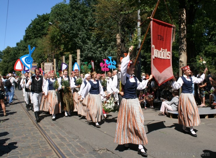 XXV Vispārējo latviešu Dziesmu un XV Deju svētku gājiens - bildēs meklē sevi vai savu kolektīvu. XXV Vispārējo latviešu Dziesmu un XV Deju svētku gājiens - bildēs meklē sevi vai savu kolektīvu. 99303