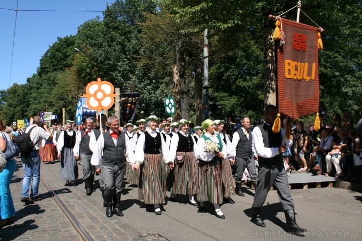 XXV Vispārējo latviešu Dziesmu un XV Deju svētku gājiens - bildēs meklē sevi vai savu kolektīvu. XXV Vispārējo latviešu Dziesmu un XV Deju svētku gājiens - bildēs meklē sevi vai savu kolektīvu. 99307