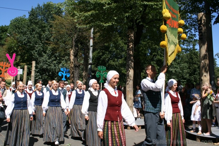 XXV Vispārējo latviešu Dziesmu un XV Deju svētku gājiens - bildēs meklē sevi vai savu kolektīvu. XXV Vispārējo latviešu Dziesmu un XV Deju svētku gājiens - bildēs meklē sevi vai savu kolektīvu. 99313