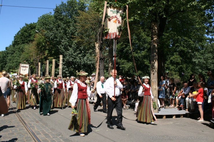 XXV Vispārējo latviešu Dziesmu un XV Deju svētku gājiens - bildēs meklē sevi vai savu kolektīvu. XXV Vispārējo latviešu Dziesmu un XV Deju svētku gājiens - bildēs meklē sevi vai savu kolektīvu. 99323