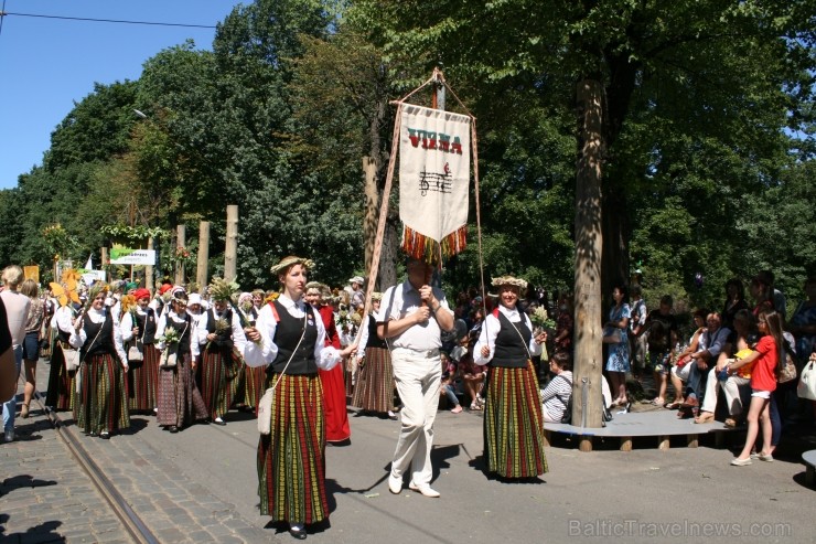 XXV Vispārējo latviešu Dziesmu un XV Deju svētku gājiens - bildēs meklē sevi vai savu kolektīvu. XXV Vispārējo latviešu Dziesmu un XV Deju svētku gājiens - bildēs meklē sevi vai savu kolektīvu. 99324