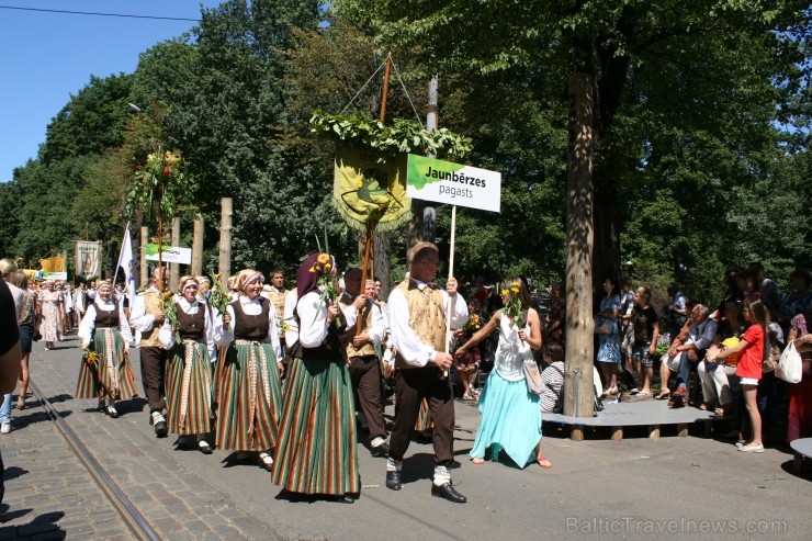XXV Vispārējo latviešu Dziesmu un XV Deju svētku gājiens - bildēs meklē sevi vai savu kolektīvu. XXV Vispārējo latviešu Dziesmu un XV Deju svētku gājiens - bildēs meklē sevi vai savu kolektīvu. 99325