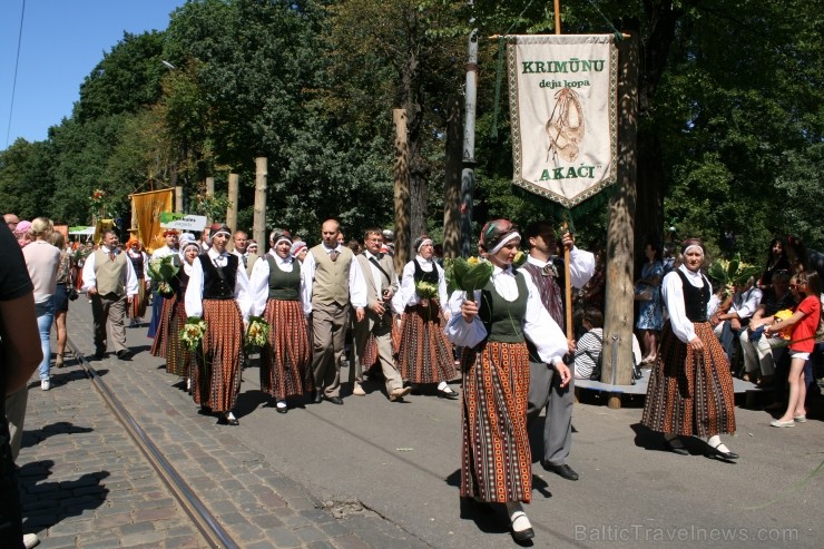XXV Vispārējo latviešu Dziesmu un XV Deju svētku gājiens - bildēs meklē sevi vai savu kolektīvu. XXV Vispārējo latviešu Dziesmu un XV Deju svētku gājiens - bildēs meklē sevi vai savu kolektīvu. 99327