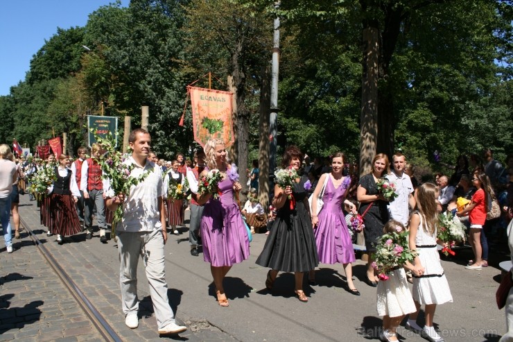 XXV Vispārējo latviešu Dziesmu un XV Deju svētku gājiens - bildēs meklē sevi vai savu kolektīvu. XXV Vispārējo latviešu Dziesmu un XV Deju svētku gājiens - bildēs meklē sevi vai savu kolektīvu. 99330