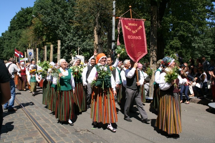 XXV Vispārējo latviešu Dziesmu un XV Deju svētku gājiens - bildēs meklē sevi vai savu kolektīvu. XXV Vispārējo latviešu Dziesmu un XV Deju svētku gājiens - bildēs meklē sevi vai savu kolektīvu. 99333