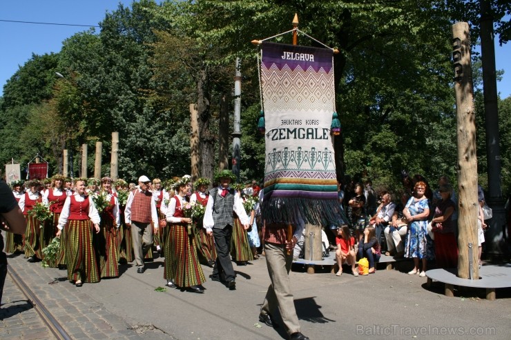 XXV Vispārējo latviešu Dziesmu un XV Deju svētku gājiens - bildēs meklē sevi vai savu kolektīvu. XXV Vispārējo latviešu Dziesmu un XV Deju svētku gājiens - bildēs meklē sevi vai savu kolektīvu. 99341