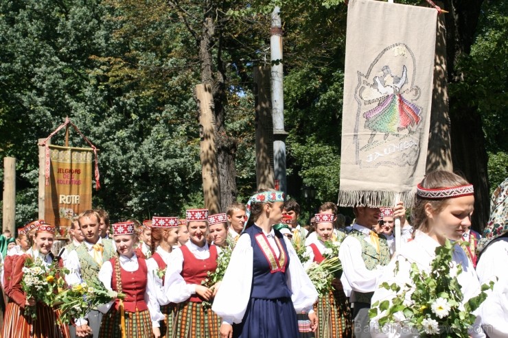 XXV Vispārējo latviešu Dziesmu un XV Deju svētku gājiens - bildēs meklē sevi vai savu kolektīvu. XXV Vispārējo latviešu Dziesmu un XV Deju svētku gājiens - bildēs meklē sevi vai savu kolektīvu. 99343