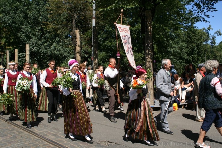 XXV Vispārējo latviešu Dziesmu un XV Deju svētku gājiens - bildēs meklē sevi vai savu kolektīvu. XXV Vispārējo latviešu Dziesmu un XV Deju svētku gājiens - bildēs meklē sevi vai savu kolektīvu. 99357