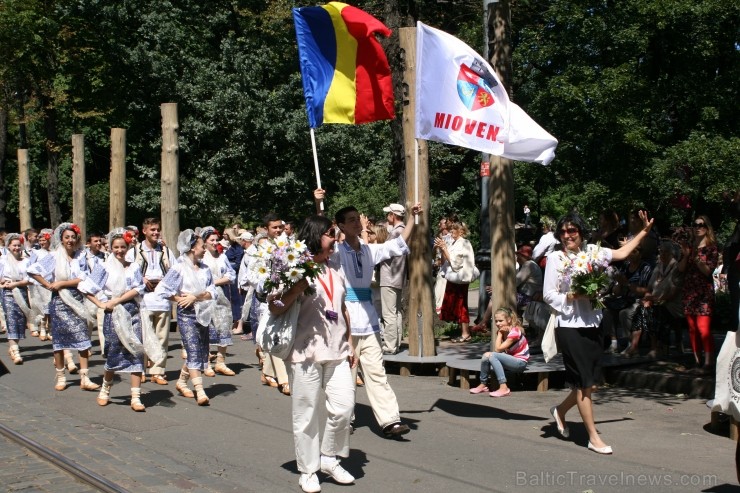 XXV Vispārējo latviešu Dziesmu un XV Deju svētku gājiens - bildēs meklē sevi vai savu kolektīvu. XXV Vispārējo latviešu Dziesmu un XV Deju svētku gājiens - bildēs meklē sevi vai savu kolektīvu. 99360
