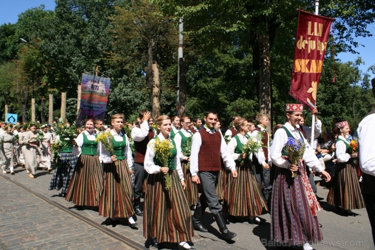 XXV Vispārējo latviešu Dziesmu un XV Deju svētku gājiens - bildēs meklē sevi vai savu kolektīvu. XXV Vispārējo latviešu Dziesmu un XV Deju svētku gājiens - bildēs meklē sevi vai savu kolektīvu. 99364