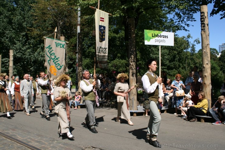 XXV Vispārējo latviešu Dziesmu un XV Deju svētku gājiens - bildēs meklē sevi vai savu kolektīvu. XXV Vispārējo latviešu Dziesmu un XV Deju svētku gājiens - bildēs meklē sevi vai savu kolektīvu. 99475