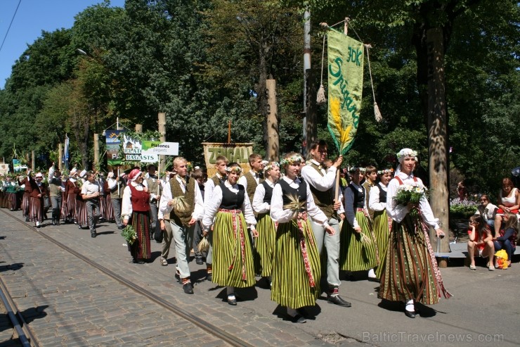 XXV Vispārējo latviešu Dziesmu un XV Deju svētku gājiens - bildēs meklē sevi vai savu kolektīvu. XXV Vispārējo latviešu Dziesmu un XV Deju svētku gājiens - bildēs meklē sevi vai savu kolektīvu. 99477