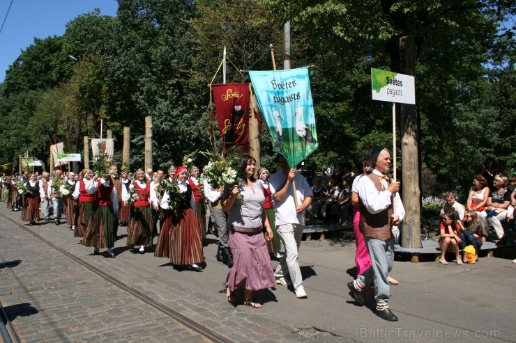 XXV Vispārējo latviešu Dziesmu un XV Deju svētku gājiens - bildēs meklē sevi vai savu kolektīvu. XXV Vispārējo latviešu Dziesmu un XV Deju svētku gājiens - bildēs meklē sevi vai savu kolektīvu. 99481