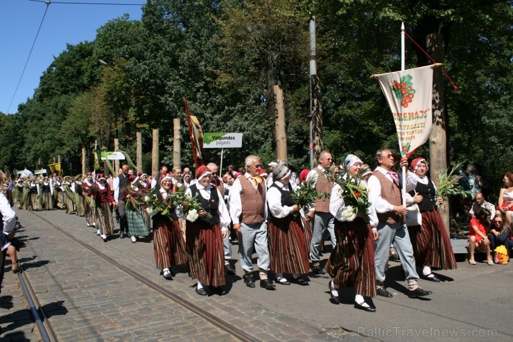 XXV Vispārējo latviešu Dziesmu un XV Deju svētku gājiens - bildēs meklē sevi vai savu kolektīvu. XXV Vispārējo latviešu Dziesmu un XV Deju svētku gājiens - bildēs meklē sevi vai savu kolektīvu. 99482