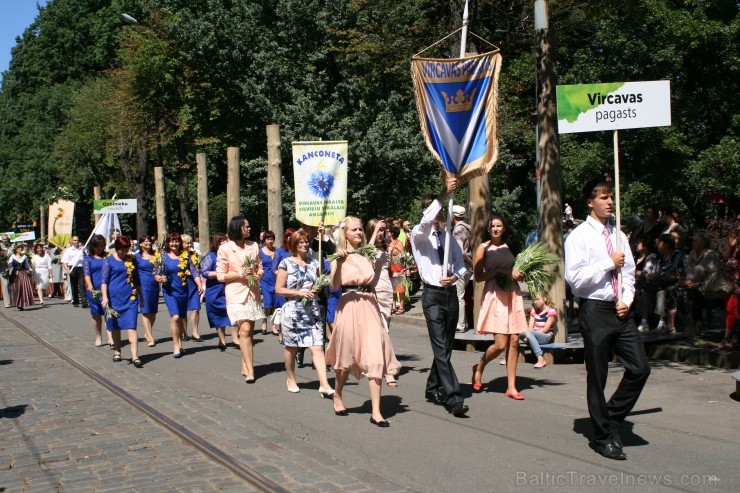 XXV Vispārējo latviešu Dziesmu un XV Deju svētku gājiens - bildēs meklē sevi vai savu kolektīvu. XXV Vispārējo latviešu Dziesmu un XV Deju svētku gājiens - bildēs meklē sevi vai savu kolektīvu. 99486