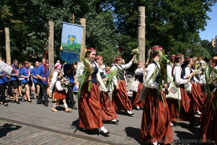 XXV Vispārējo latviešu Dziesmu un XV Deju svētku gājiens - bildēs meklē sevi vai savu kolektīvu. XXV Vispārējo latviešu Dziesmu un XV Deju svētku gājiens - bildēs meklē sevi vai savu kolektīvu. 99490