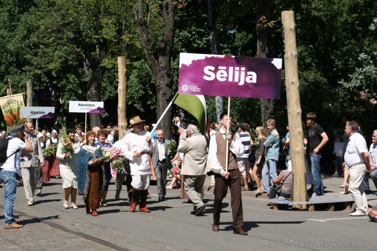 XXV Vispārējo latviešu Dziesmu un XV Deju svētku gājiens - bildēs meklē sevi vai savu kolektīvu. XXV Vispārējo latviešu Dziesmu un XV Deju svētku gājiens - bildēs meklē sevi vai savu kolektīvu. 99497