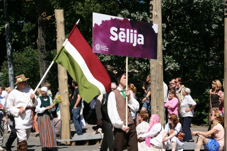 XXV Vispārējo latviešu Dziesmu un XV Deju svētku gājiens - bildēs meklē sevi vai savu kolektīvu. XXV Vispārējo latviešu Dziesmu un XV Deju svētku gājiens - bildēs meklē sevi vai savu kolektīvu. 99498