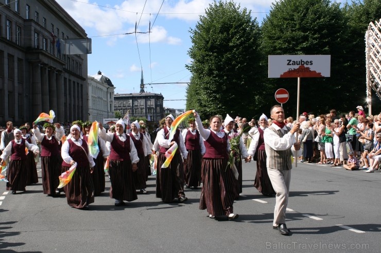 XXV Vispārējo latviešu Dziesmu un XV Deju svētku gājiens - bildēs meklē sevi vai savu kolektīvu. XXV Vispārējo latviešu Dziesmu un XV Deju svētku gājiens - bildēs meklē sevi vai savu kolektīvu. 99520