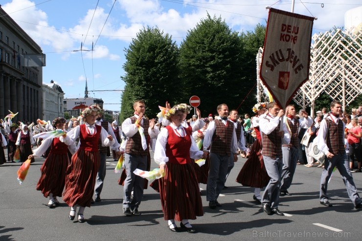 XXV Vispārējo latviešu Dziesmu un XV Deju svētku gājiens - bildēs meklē sevi vai savu kolektīvu. XXV Vispārējo latviešu Dziesmu un XV Deju svētku gājiens - bildēs meklē sevi vai savu kolektīvu. 99521