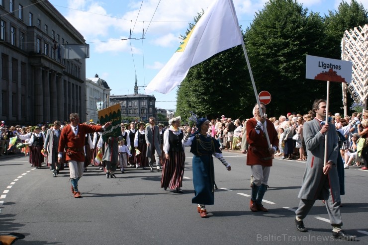 XXV Vispārējo latviešu Dziesmu un XV Deju svētku gājiens - bildēs meklē sevi vai savu kolektīvu. XXV Vispārējo latviešu Dziesmu un XV Deju svētku gājiens - bildēs meklē sevi vai savu kolektīvu. 99525