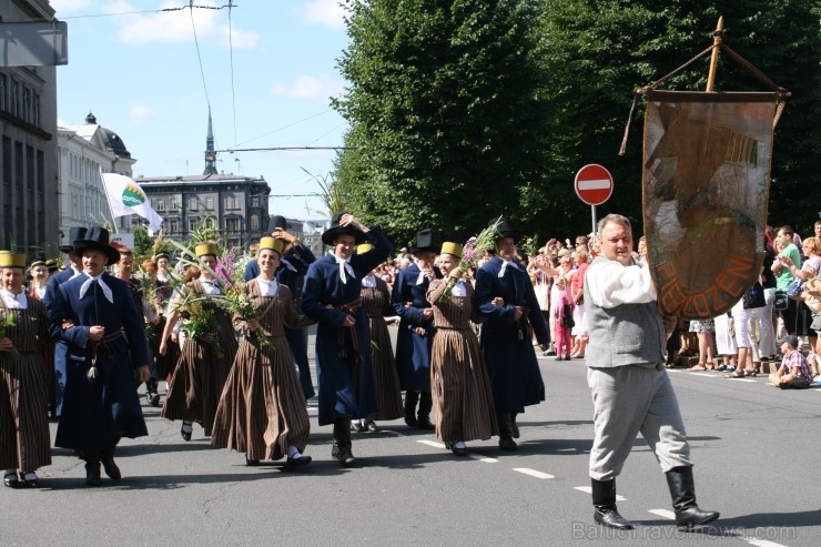 XXV Vispārējo latviešu Dziesmu un XV Deju svētku gājiens - bildēs meklē sevi vai savu kolektīvu. XXV Vispārējo latviešu Dziesmu un XV Deju svētku gājiens - bildēs meklē sevi vai savu kolektīvu. 99526