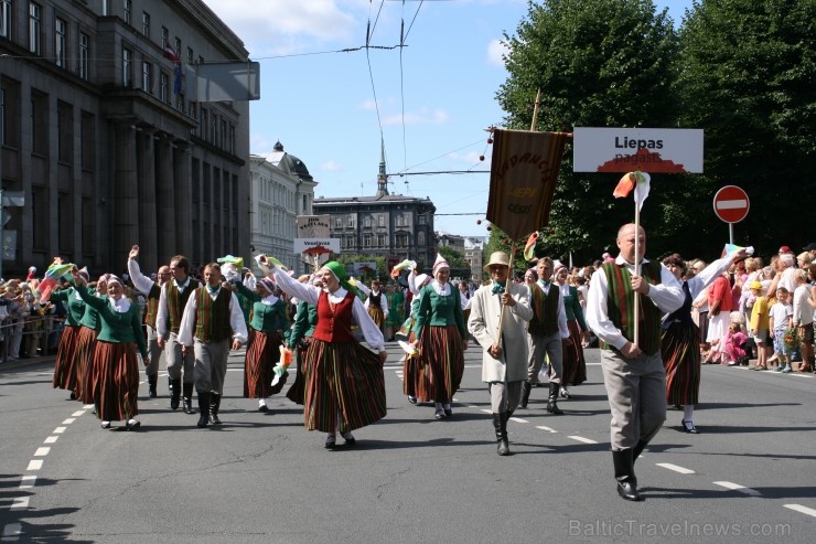 XXV Vispārējo latviešu Dziesmu un XV Deju svētku gājiens - atrodi savu kolektīvu (5.daļa) 99544