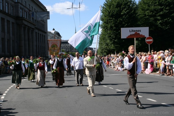 XXV Vispārējo latviešu Dziesmu un XV Deju svētku gājiens - bildēs meklē sevi vai savu kolektīvu. XXV Vispārējo latviešu Dziesmu un XV Deju svētku gājiens - bildēs meklē sevi vai savu kolektīvu. 99606