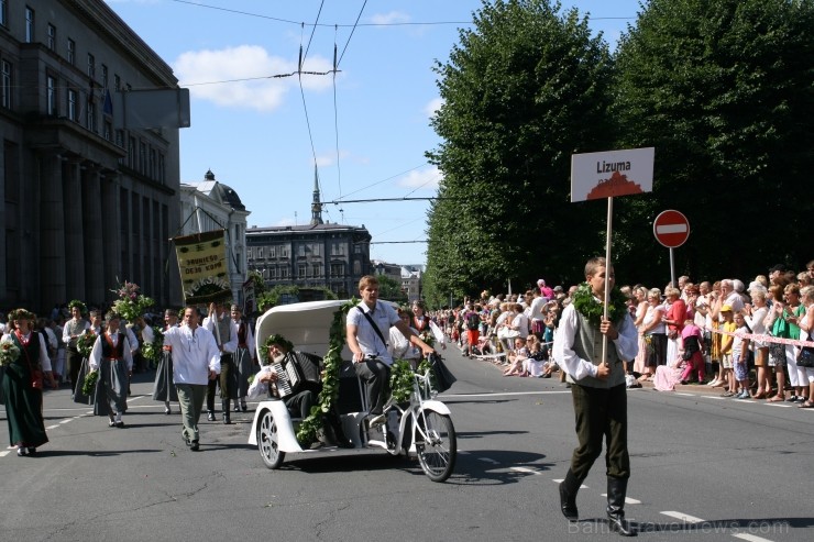XXV Vispārējo latviešu Dziesmu un XV Deju svētku gājiens - bildēs meklē sevi vai savu kolektīvu. XXV Vispārējo latviešu Dziesmu un XV Deju svētku gājiens - bildēs meklē sevi vai savu kolektīvu. 99609