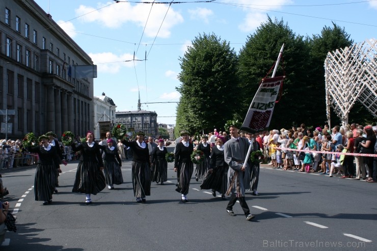 XXV Vispārējo latviešu Dziesmu un XV Deju svētku gājiens - bildēs meklē sevi vai savu kolektīvu. XXV Vispārējo latviešu Dziesmu un XV Deju svētku gājiens - bildēs meklē sevi vai savu kolektīvu. 99611
