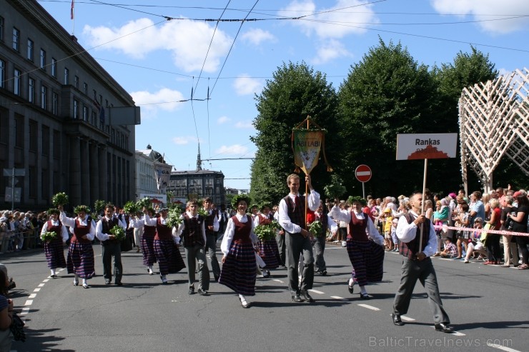XXV Vispārējo latviešu Dziesmu un XV Deju svētku gājiens - bildēs meklē sevi vai savu kolektīvu. XXV Vispārējo latviešu Dziesmu un XV Deju svētku gājiens - bildēs meklē sevi vai savu kolektīvu. 99613