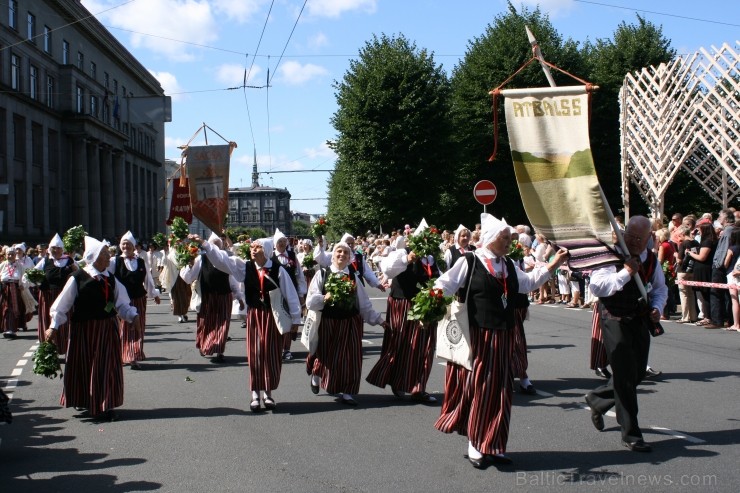 XXV Vispārējo latviešu Dziesmu un XV Deju svētku gājiens - bildēs meklē sevi vai savu kolektīvu. XXV Vispārējo latviešu Dziesmu un XV Deju svētku gājiens - bildēs meklē sevi vai savu kolektīvu. 99617